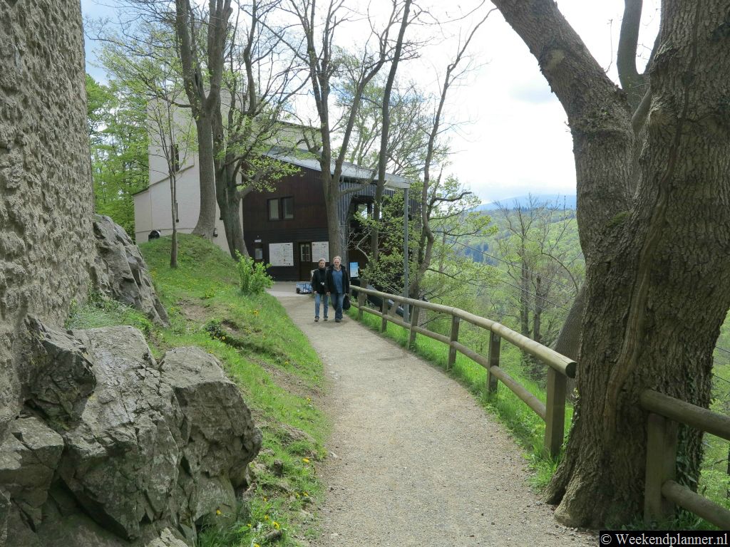 Er zijn wandelpaden die via de top van de Grosse Burgberg door de Harz lopen. Tip: Handig om mee te nemen als je gaat bergwandelen.